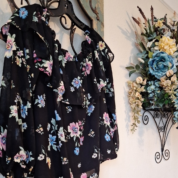 Divided Floral ON/Off ShoulderBlouse in BlK/Pink. Size SMALL - Picture 4 of 8